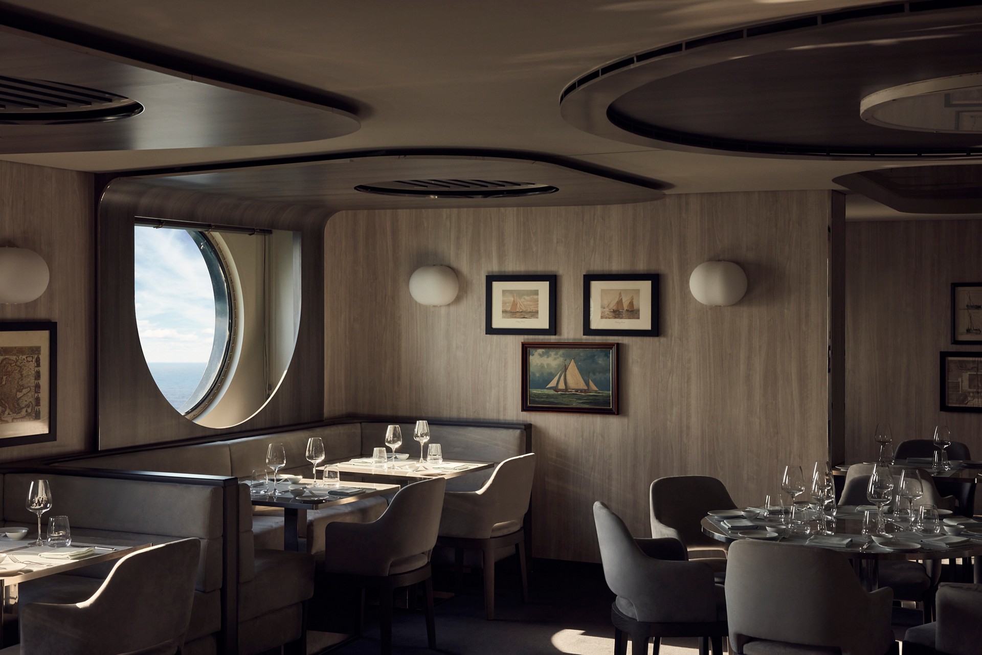 Med Yacht Club aan boord van EXPLORA IV