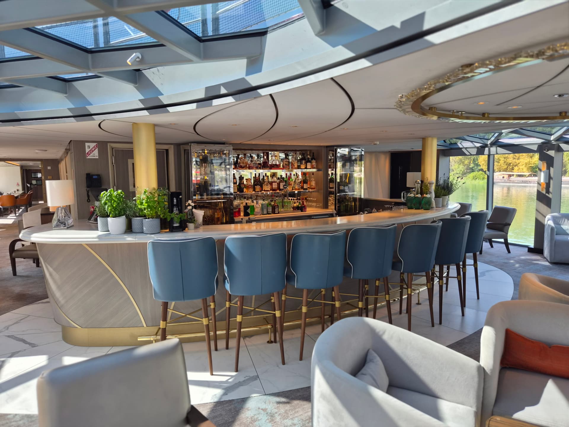 De bar aan boord van Riverside Ravel