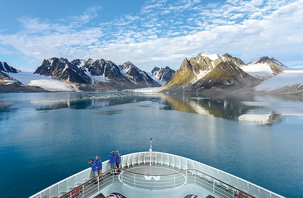 Expeditieschip vaart een Spitsbergse fjord binnen