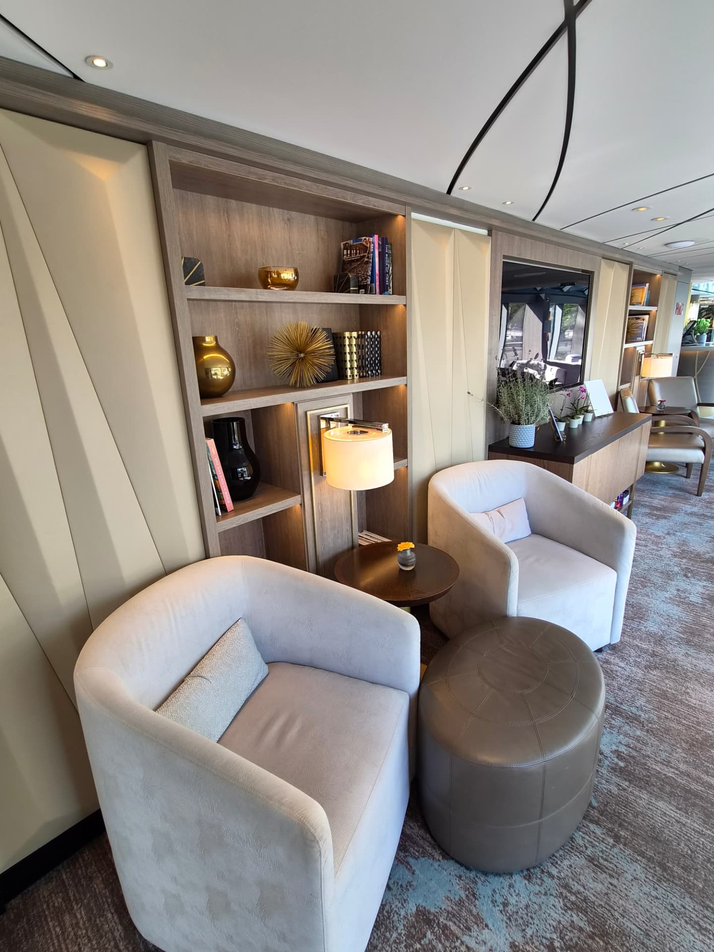 Rustige lounge aan boord
