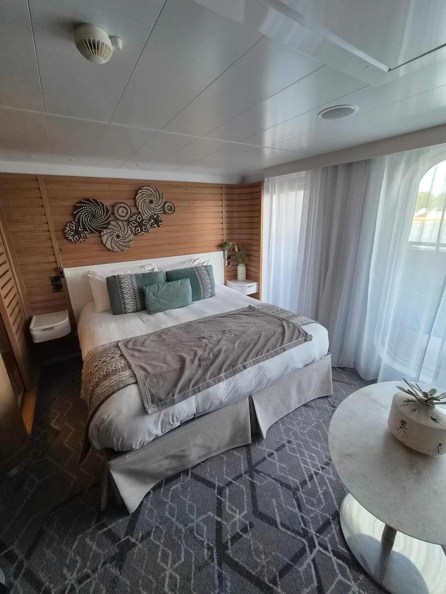 Een cabine met privébalkon aan boord van Le Champlain