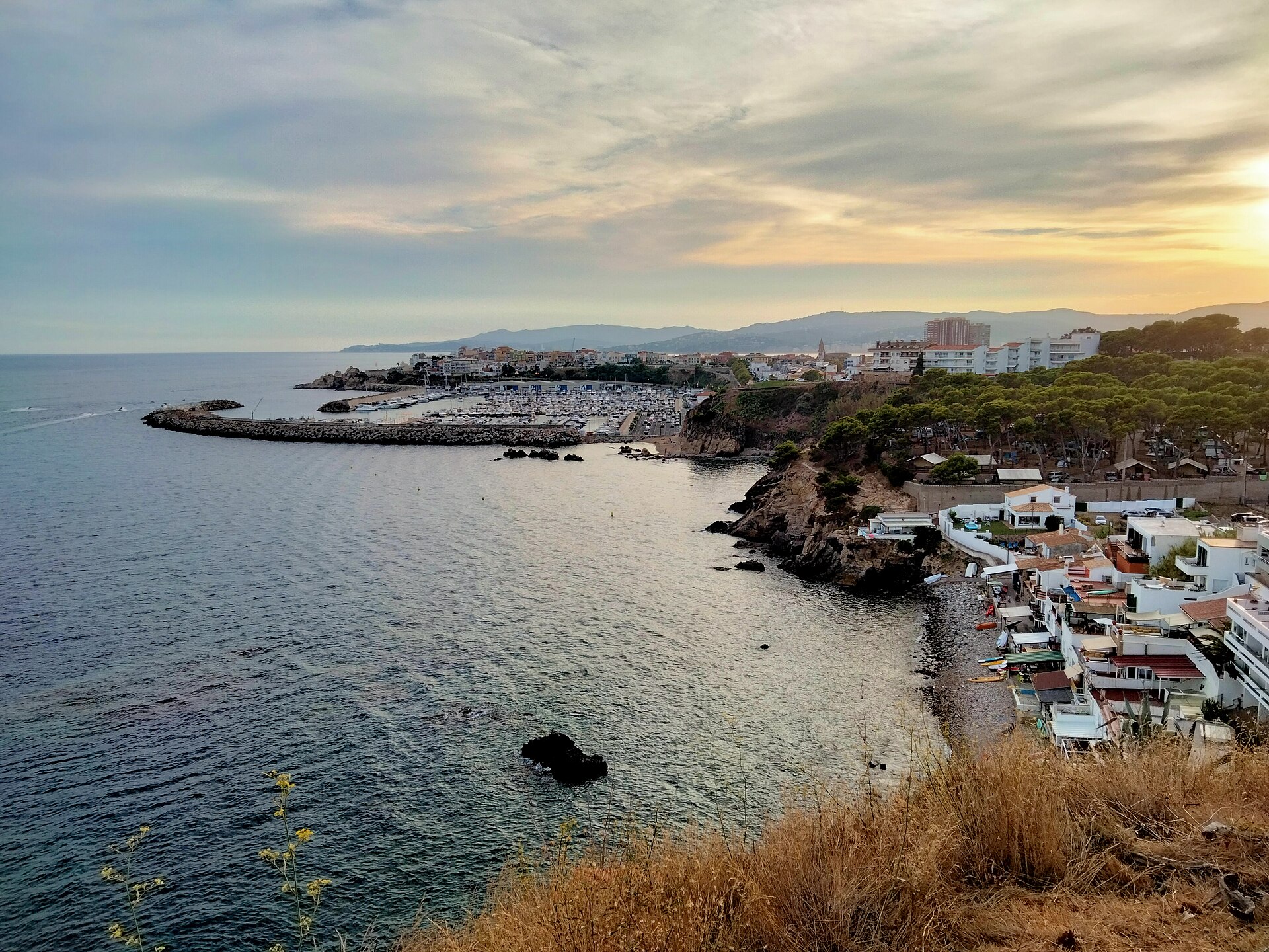 De baai en jachthaven van Palamós aan de Costa Brava