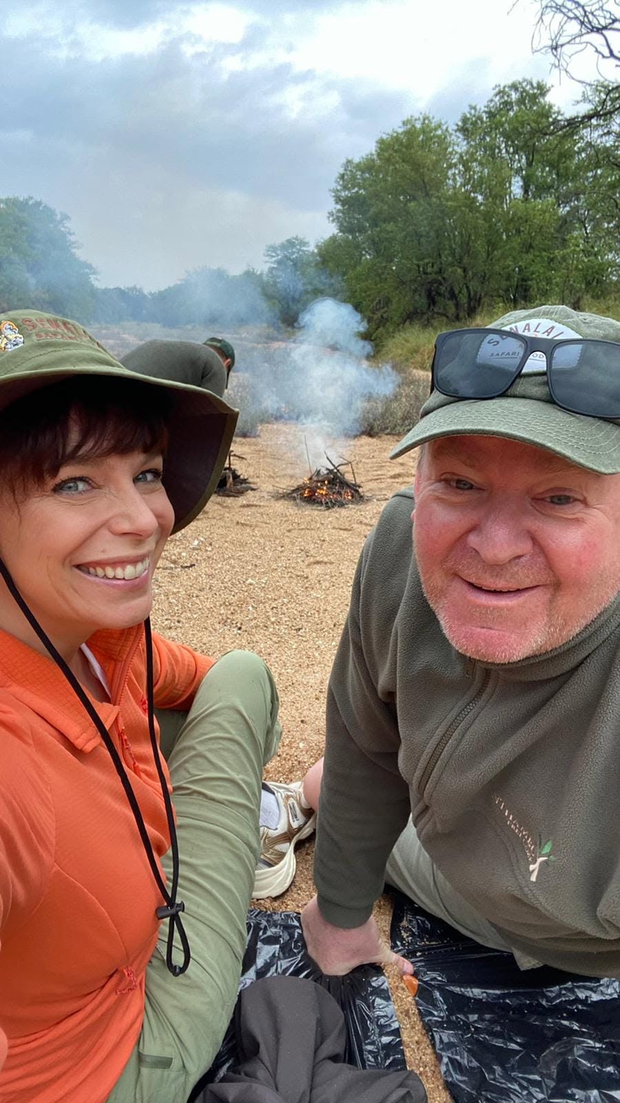 Bush breakfast bij het kampvuur in de Zuid-Afrikaanse bush