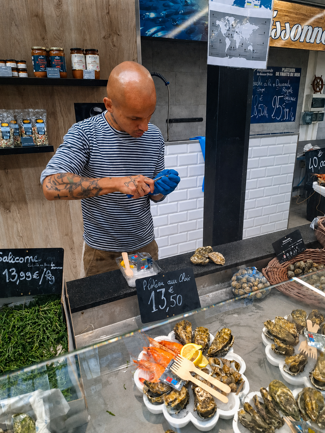 De visverkoper opent oesters aan de kraam