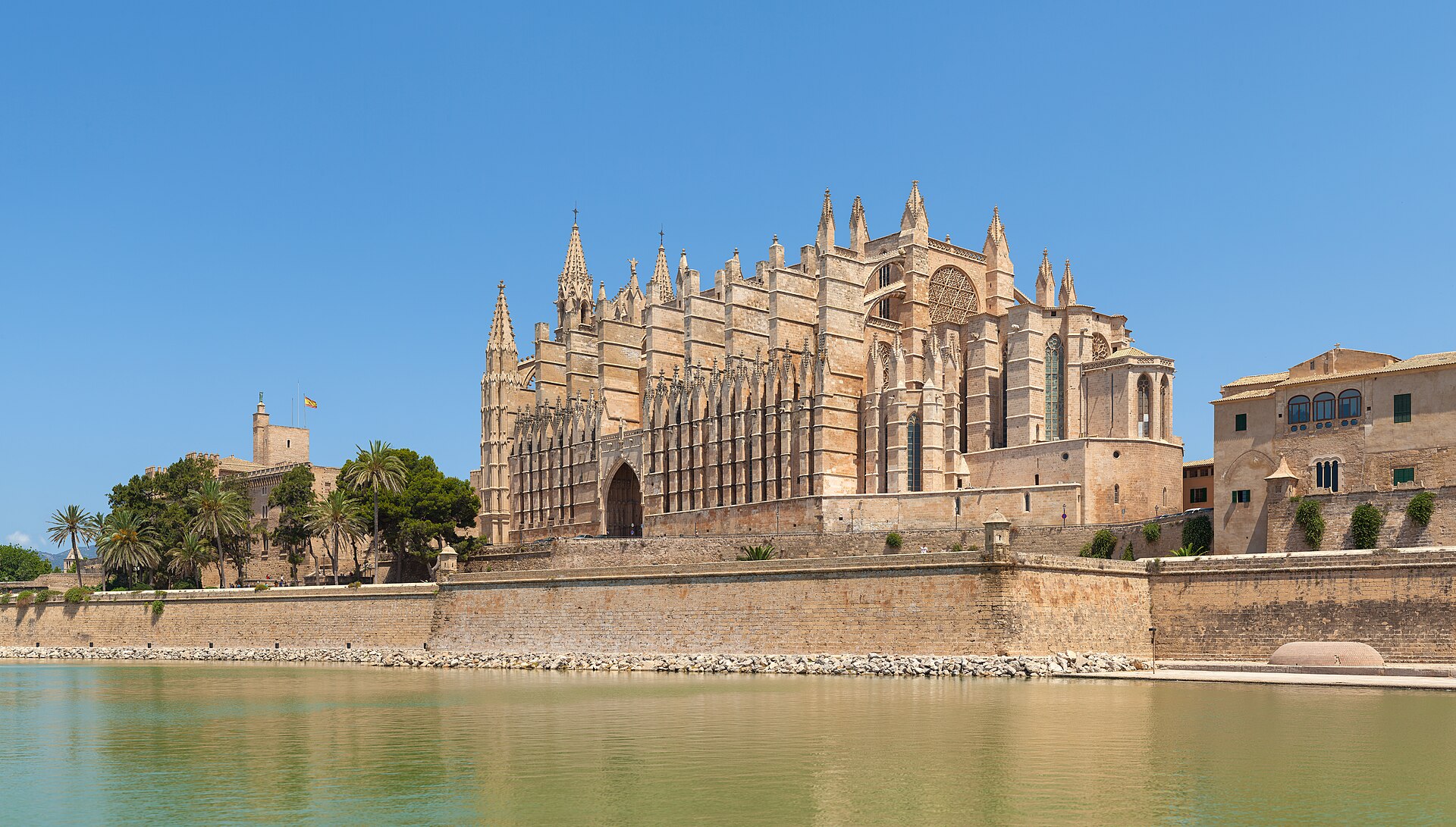 De kathedraal van Palma de Mallorca aan het water