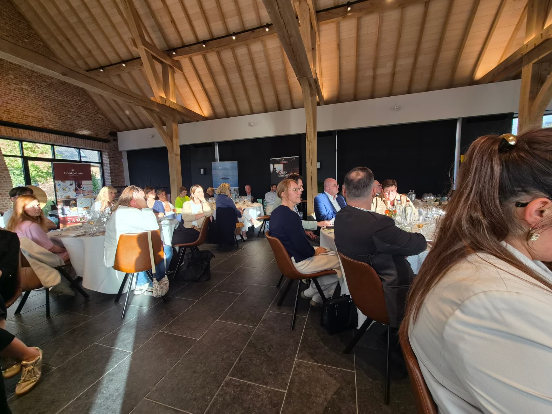 Gasten tijdens de Footprints cruiseavond in Zonnebeke