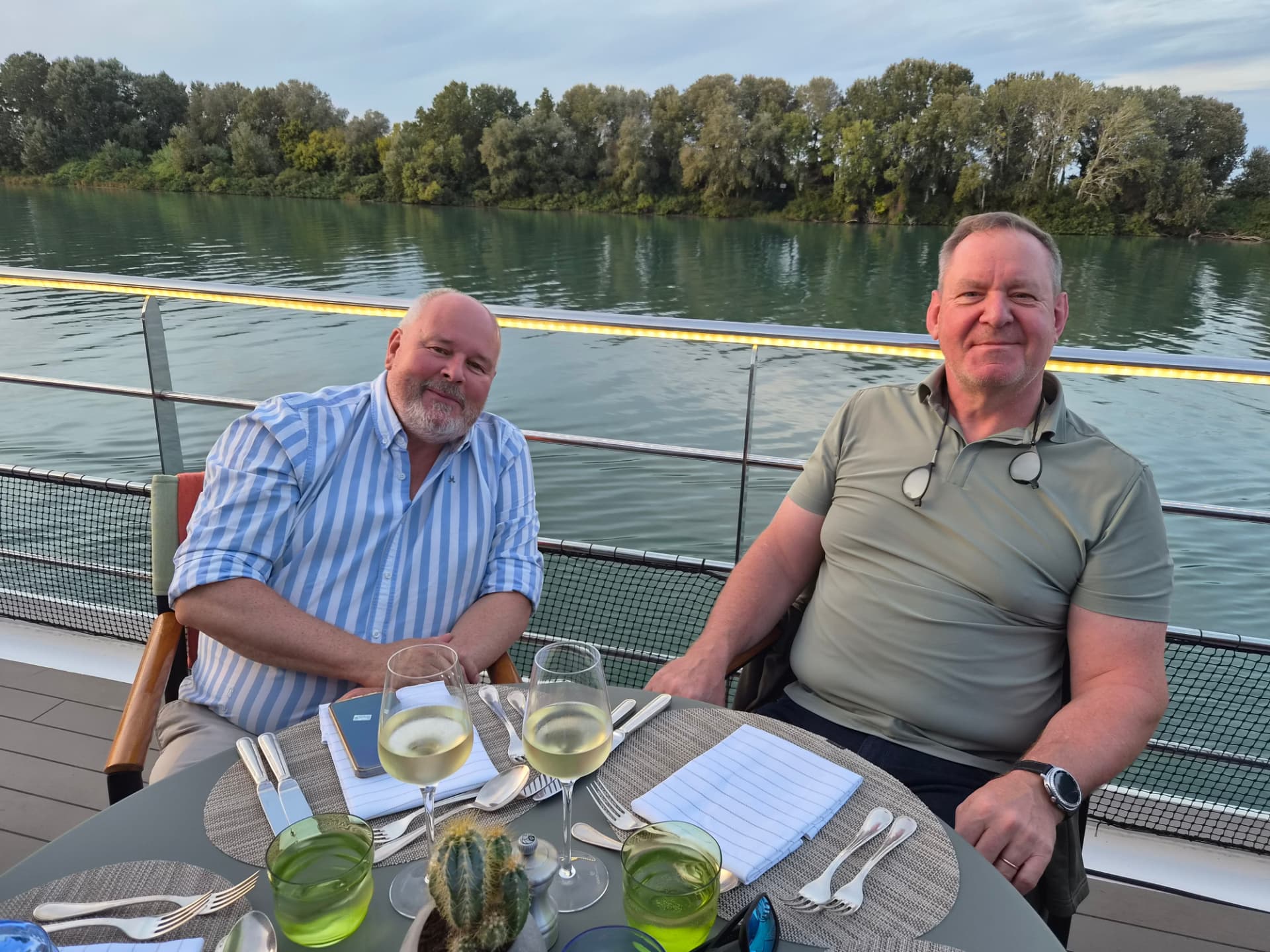 Dirk Rosiers en Jan Van Durme dineren op het dek van Riverside Ravel