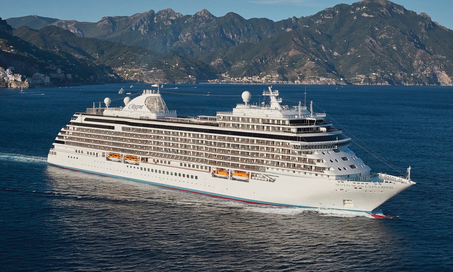 Seven Seas Explorer op zee, foto van Patrick Parez