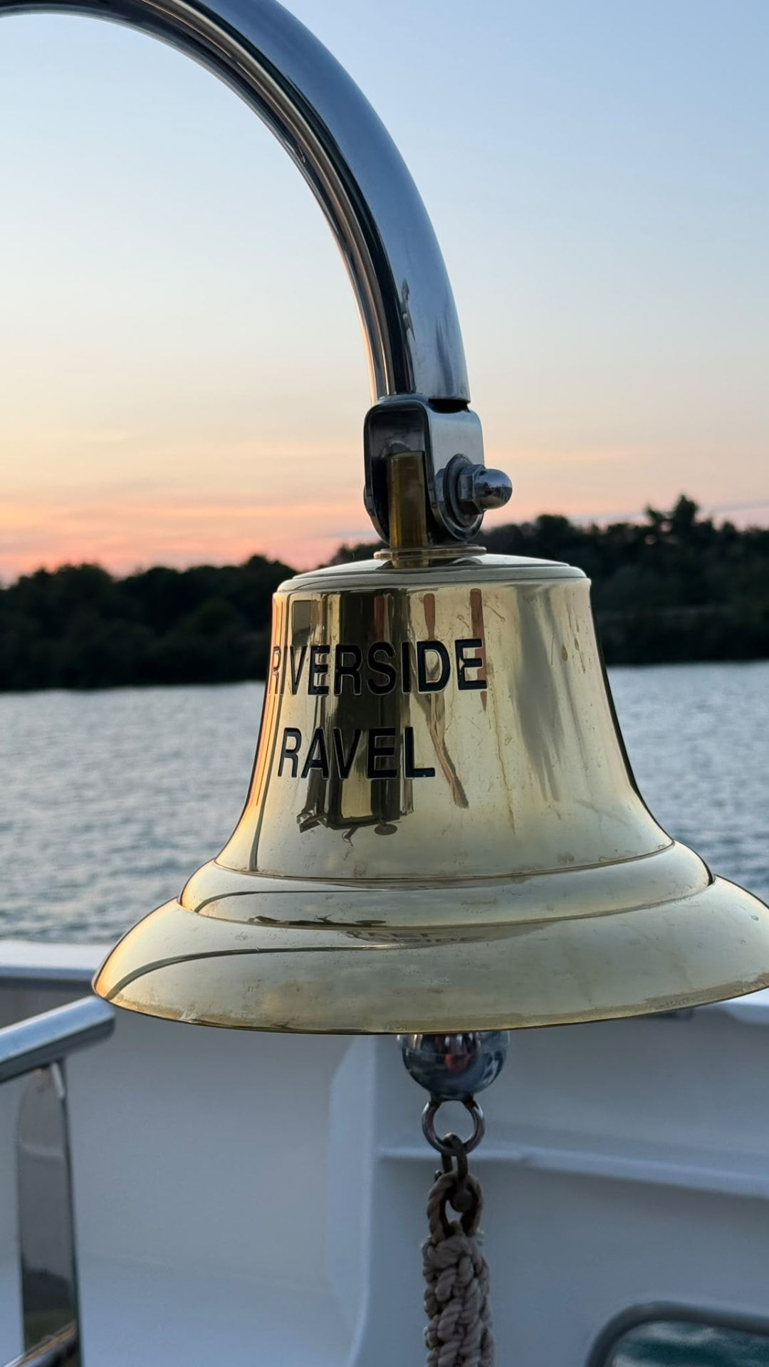 De scheepsbel van Riverside Ravel bij zonsondergang · Eigen foto Springbok Travel
