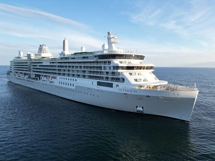 De Silver Ray voor anker op zee, gezien tijdens de studiereis van Springbok Travel