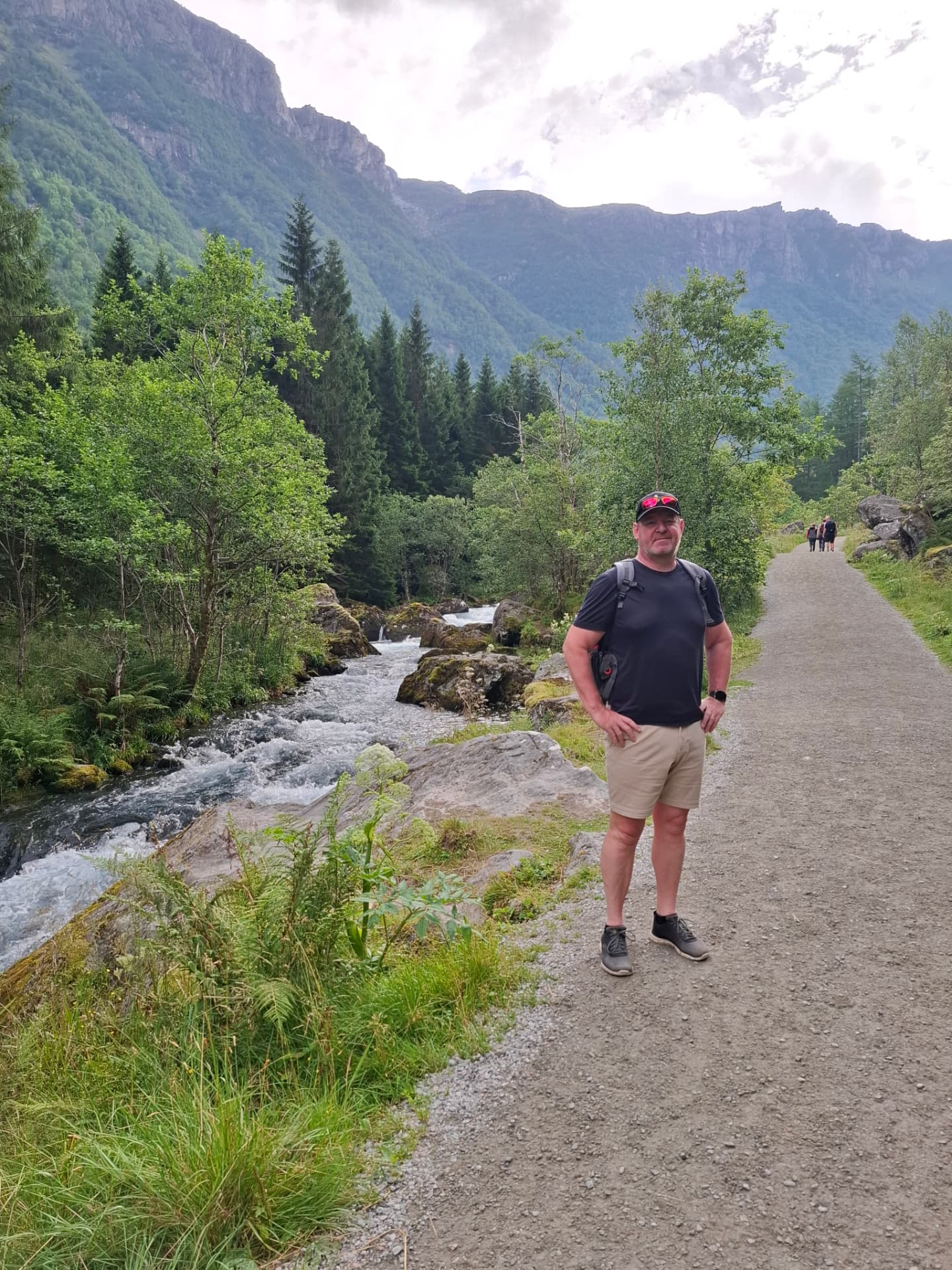 Dirk Rosiers wandelt langs een bergrivier tijdens een excursie