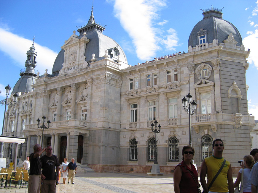 Het historische stadhuis en centrum van Cartagena in Spanje