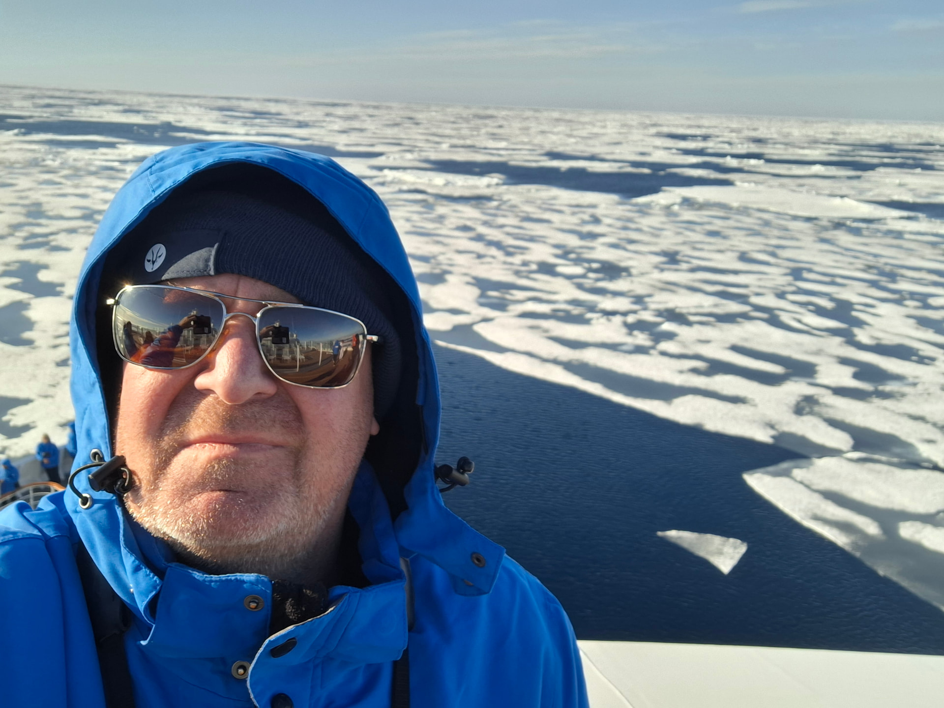 Dirk Rosiers aan dek van HANSEATIC inspiration langs het pakijs