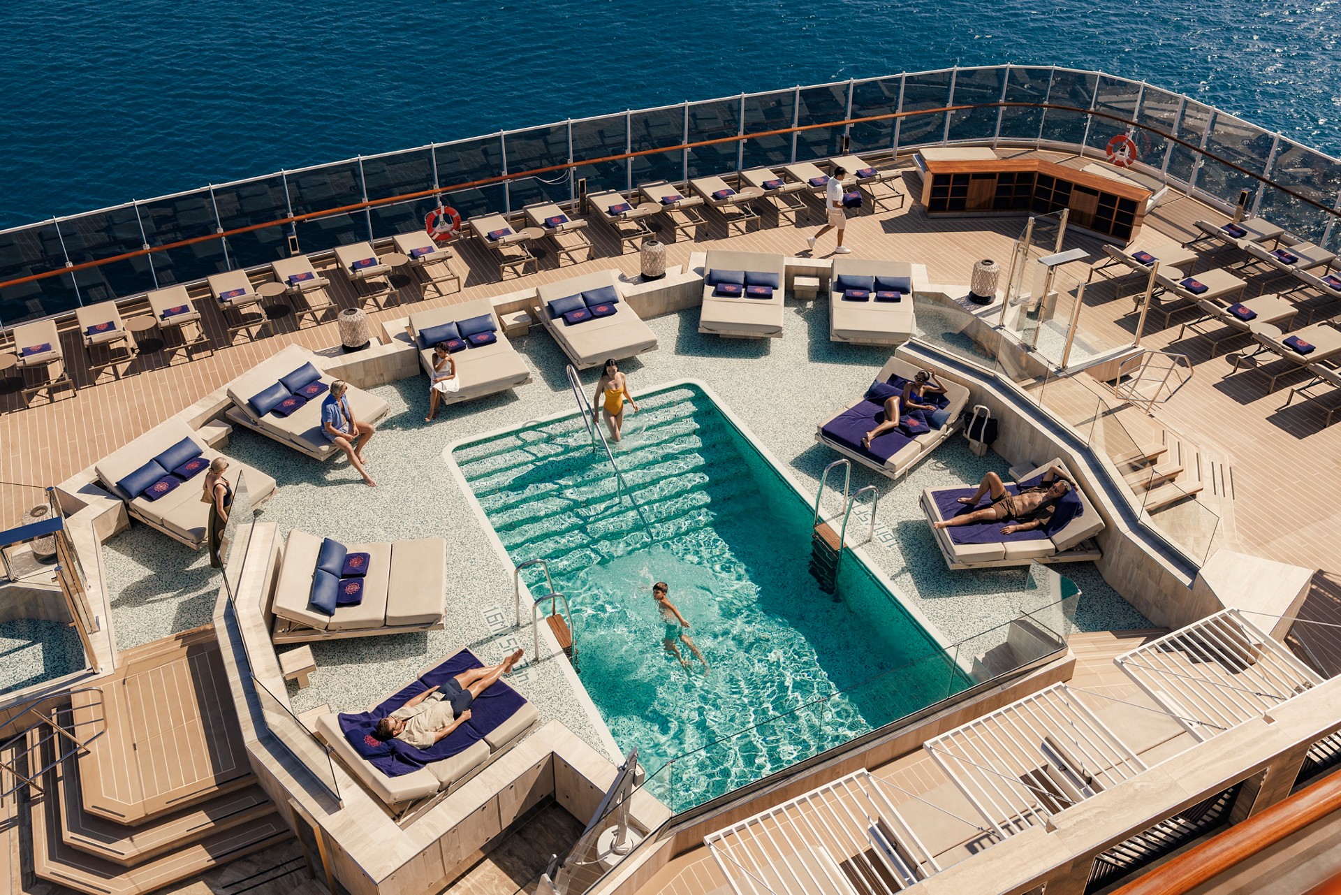 Atoll Pool en Bar aan boord van EXPLORA IV