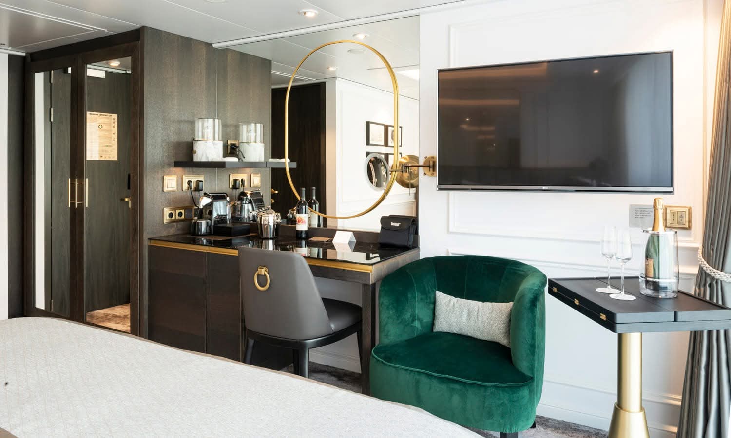 Riverside-suite met bureau, zithoek en welkomstchampagne