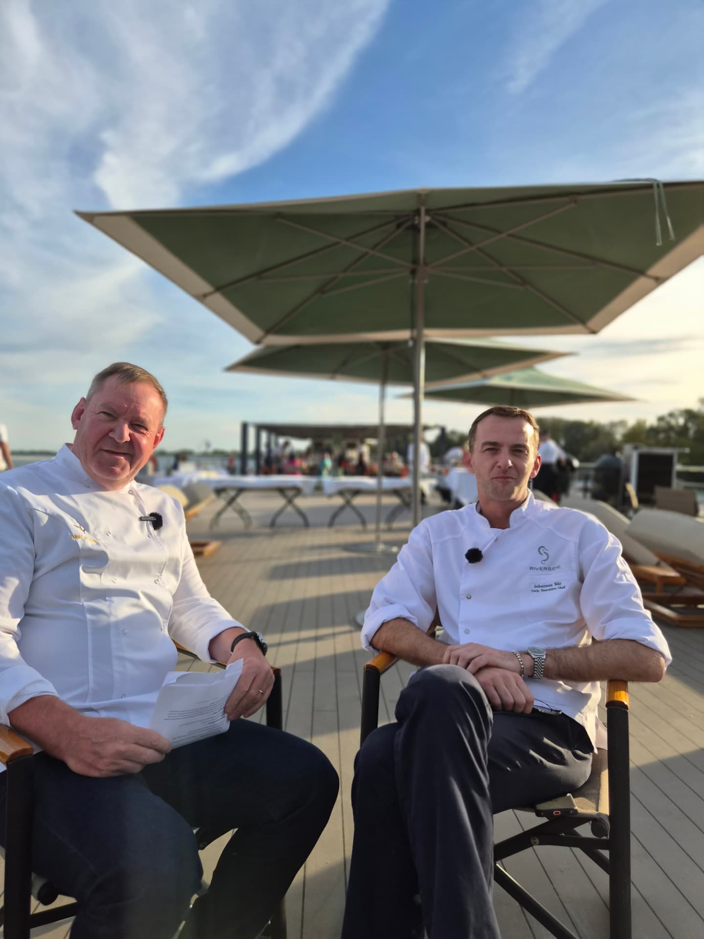 Dirk Rosiers in gesprek met Riverside-hoofdchef Joanas Ber op het dek