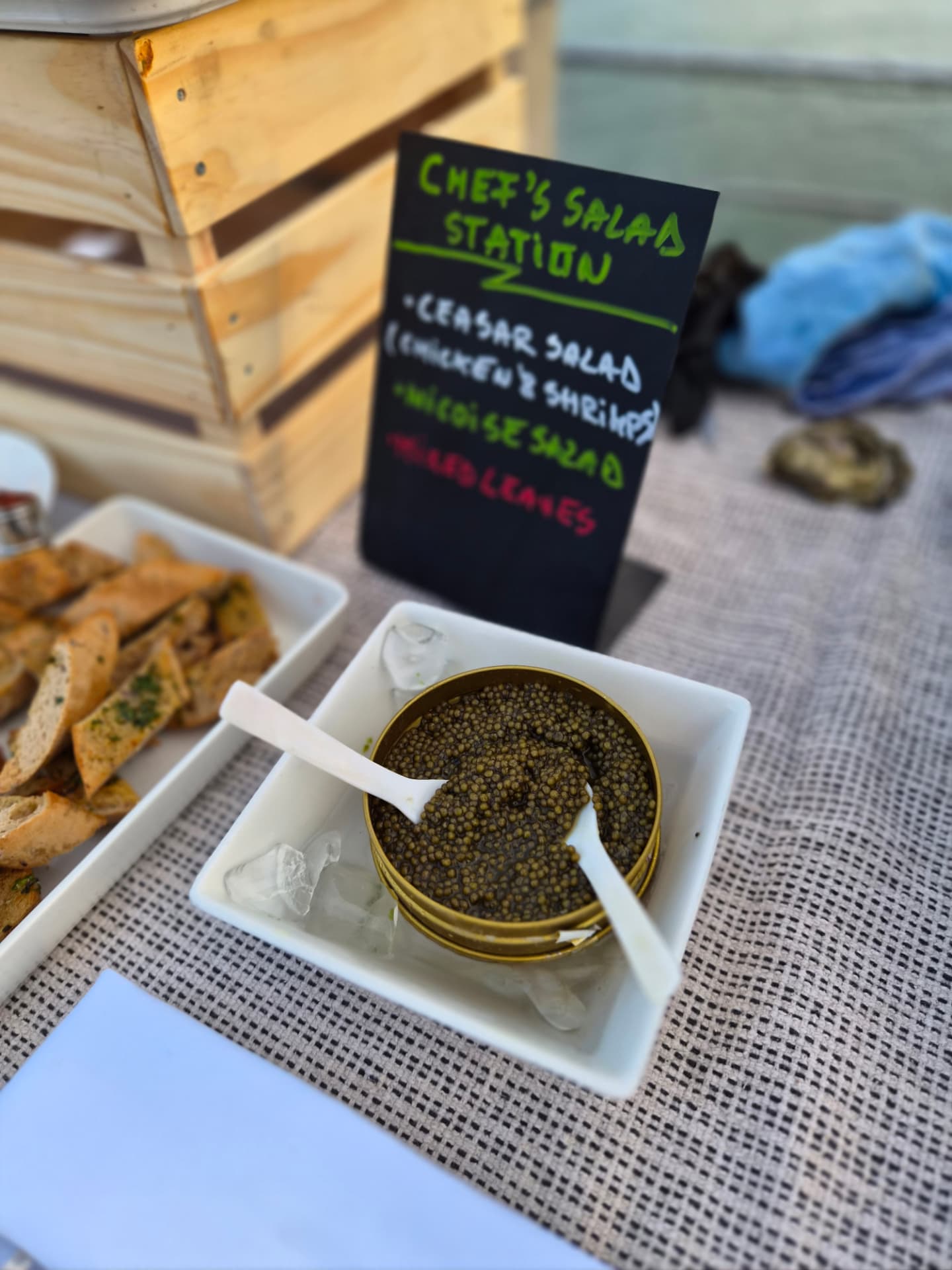 Kaviaar aan het chefs salad station op het dek van Riverside Ravel