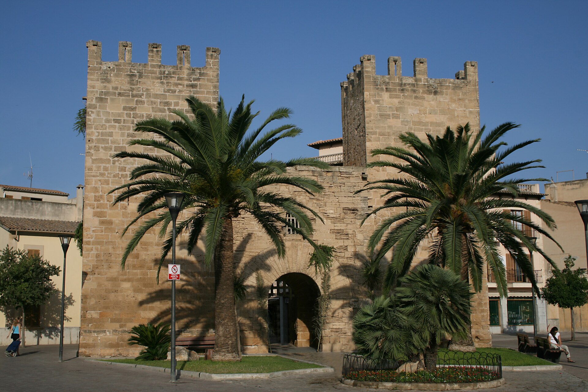 De historische stadsmuur van Alcúdia op Mallorca