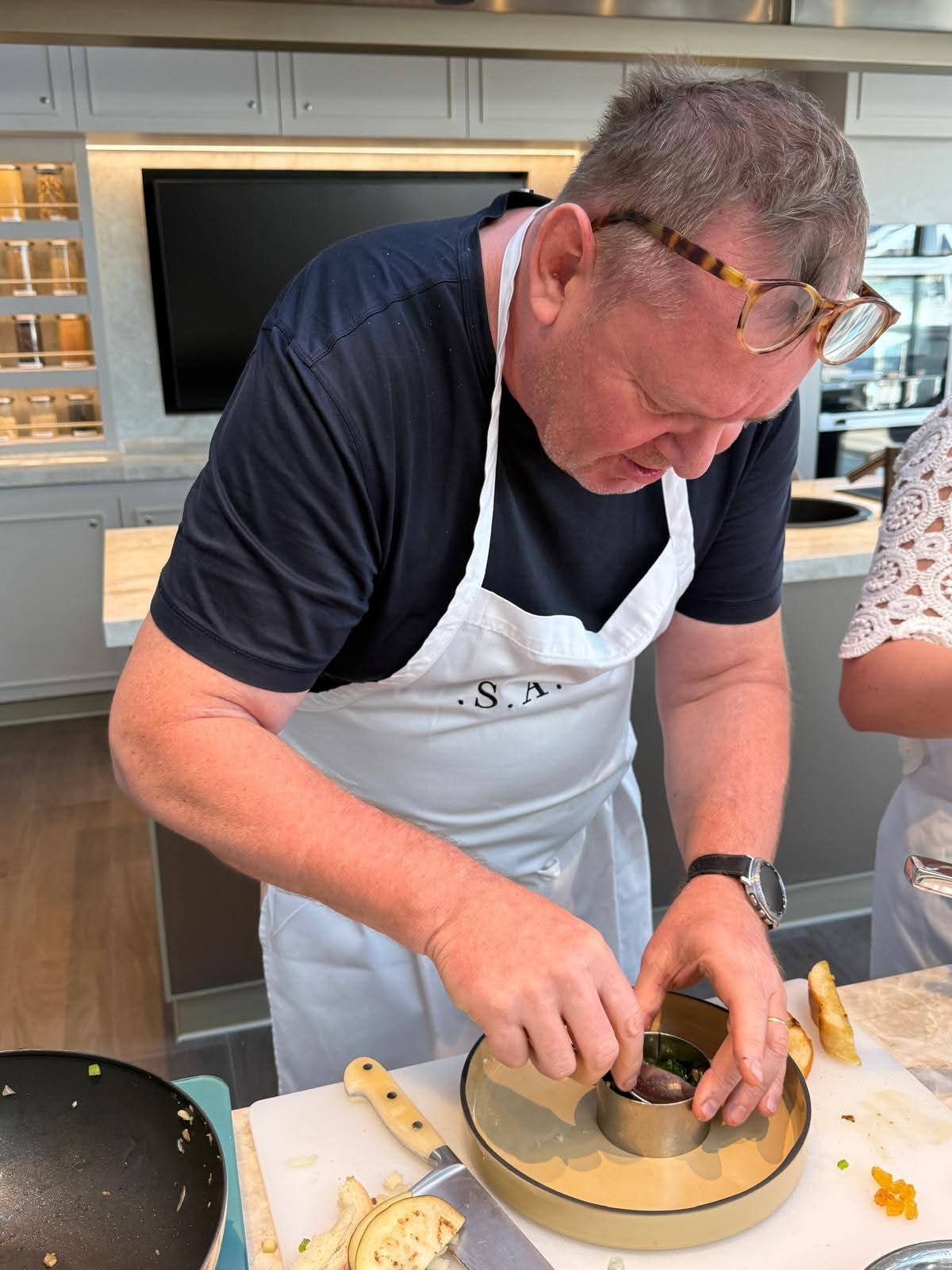 Dirk Rosiers dresseert een gerecht in de kookstudio aan boord van Riverside