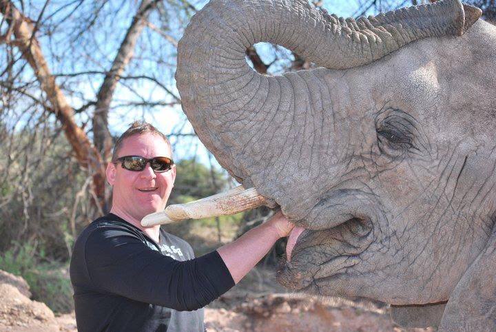 Dirk Rosiers bij een olifant in Zuid-Afrika