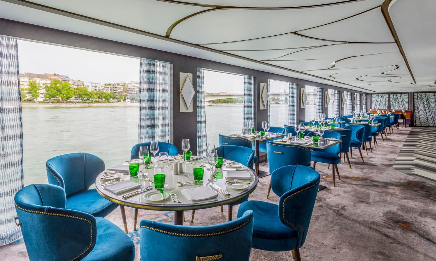 Restaurant aan boord met uitzicht op de rivier