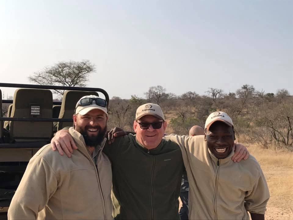 Dirk Rosiers samen met twee rangers bij de safariwagen