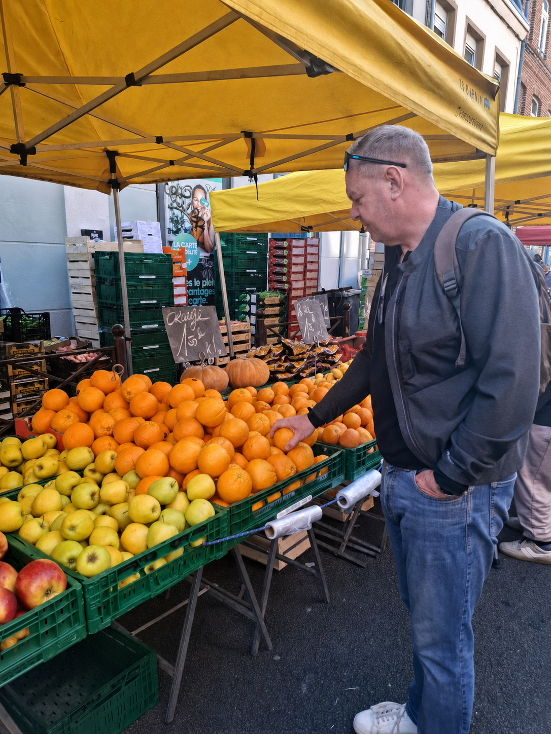 Dirk Rosiers bij het fruitkraam op de zondagmarkt van Wazemmes