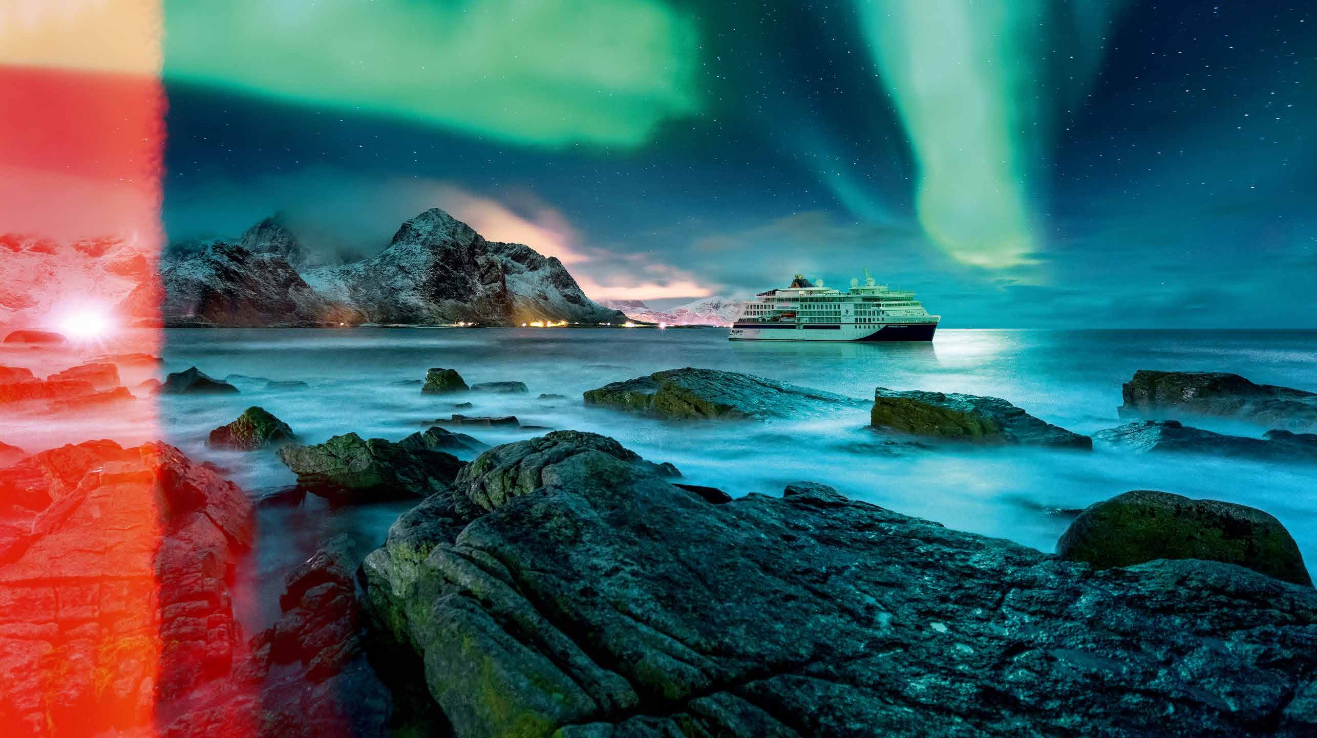 Het noorderlicht boven de Noorse kust met expeditieschip HANSEATIC nature