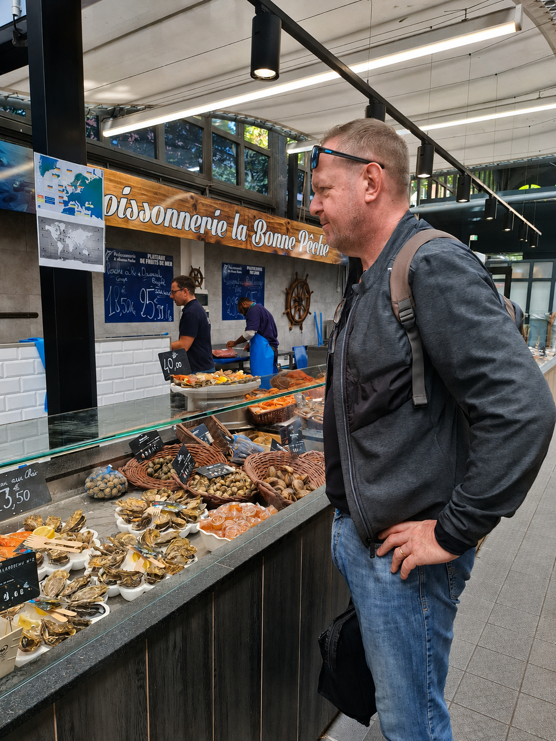 Dirk Rosiers aan de viskraam Poissonnerie la Bonne Pêche