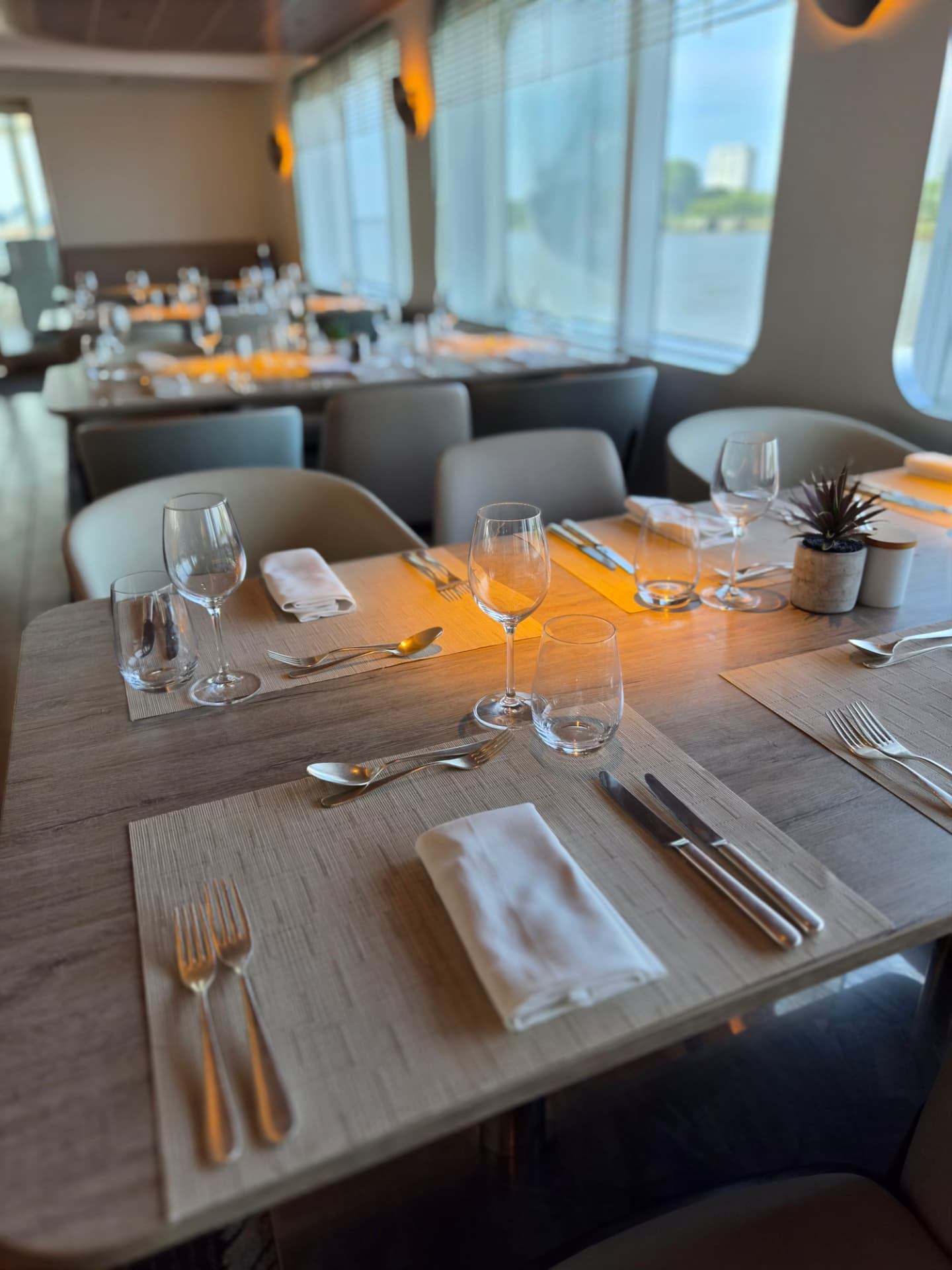 Het restaurant aan boord, klaar voor de service
