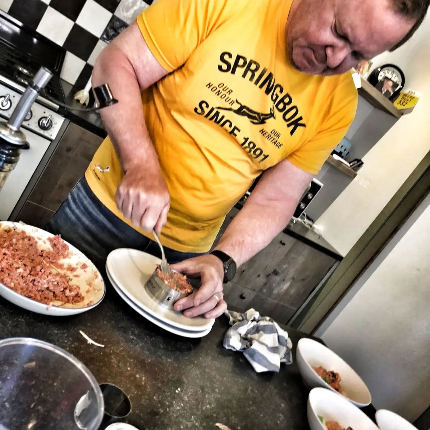 Dirk Rosiers bereidt gerechten voor het menu van de Springboktafel en de Riverside-cruise