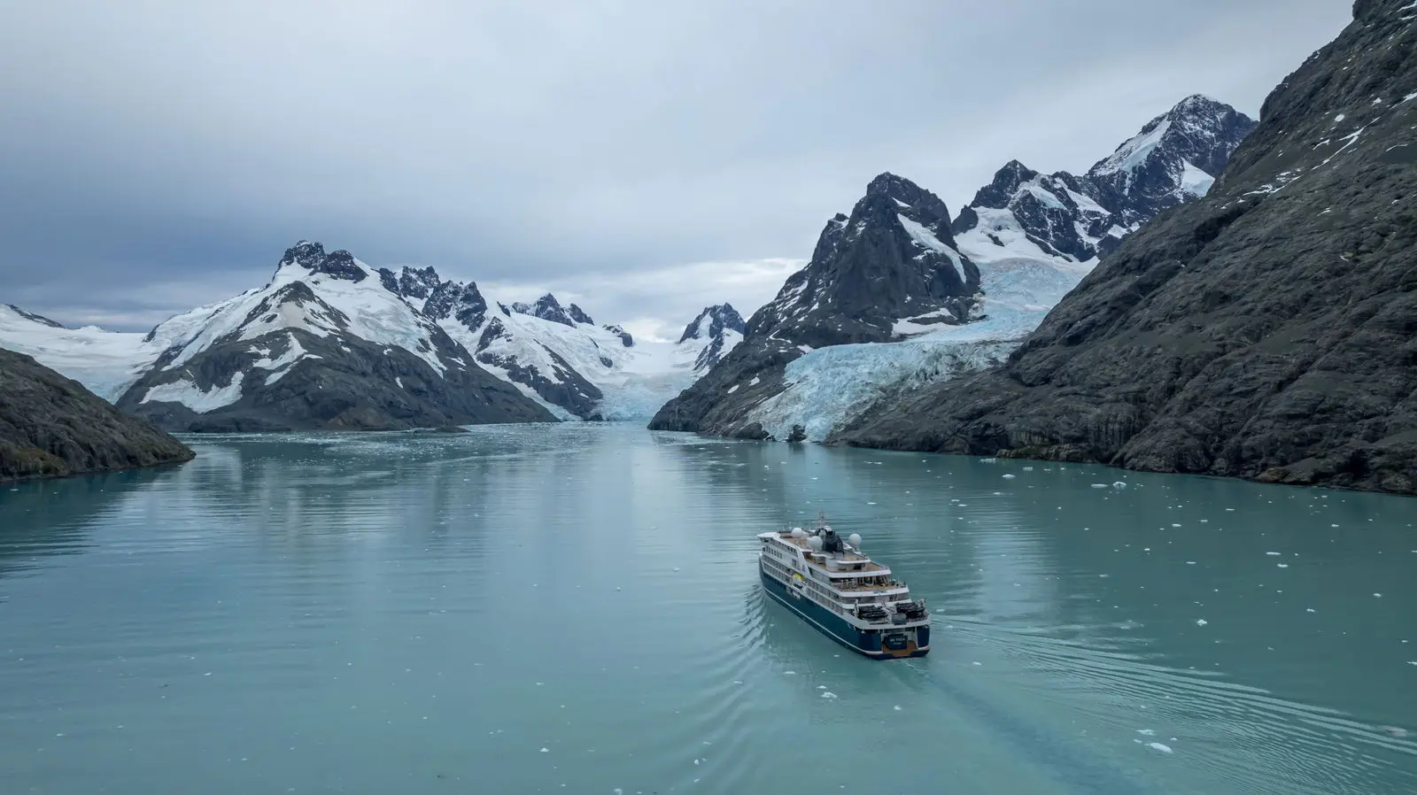 SH Diana tussen bergen en ijs