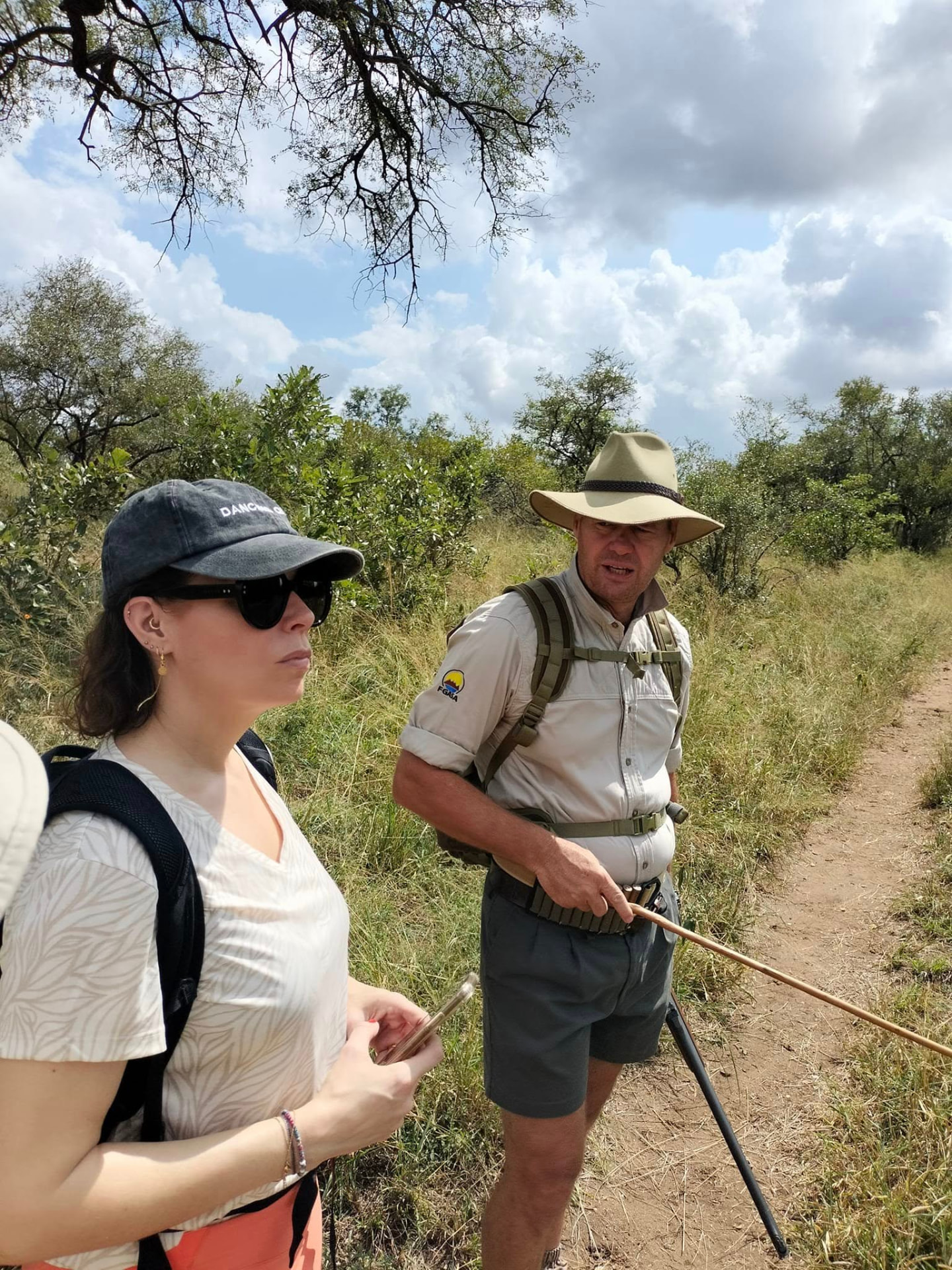 Field guide met gasten tijdens een bushwandeling in Zuid-Afrika