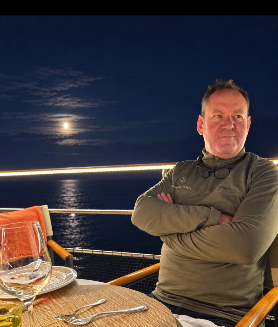 Dirk Rosiers aan tafel op Riverside Ravel met de volle maan boven de Rhône