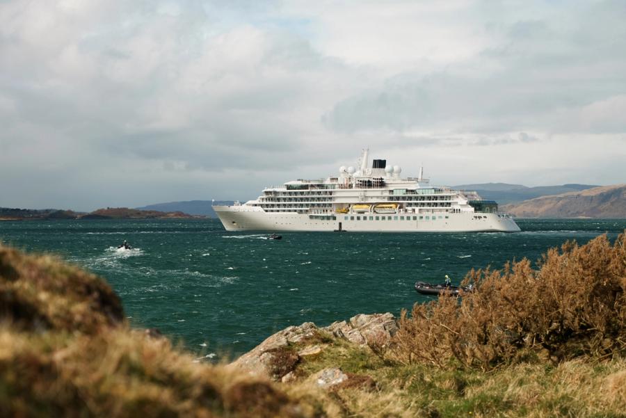 Silver Endeavour voor een groene kust