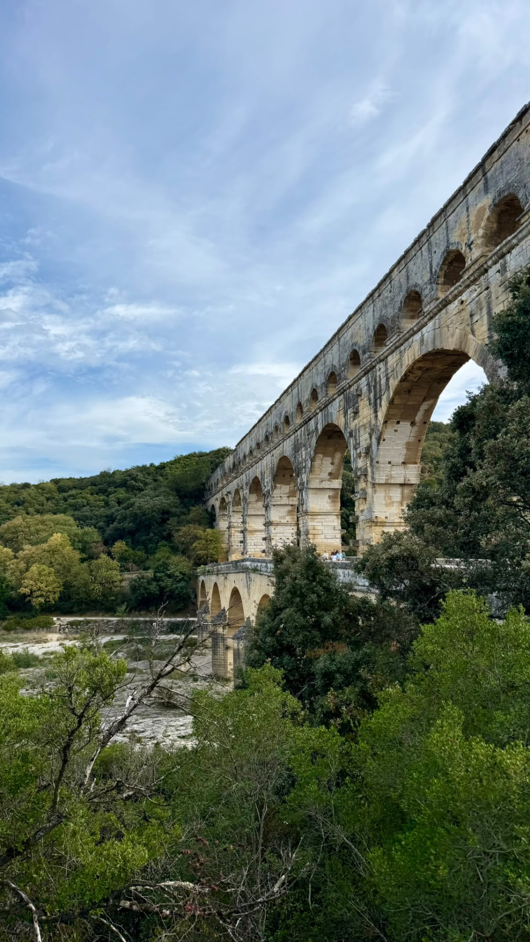 De Pont du Gard tussen het groen van Zuid-Frankrijk · Eigen foto Springbok Travel