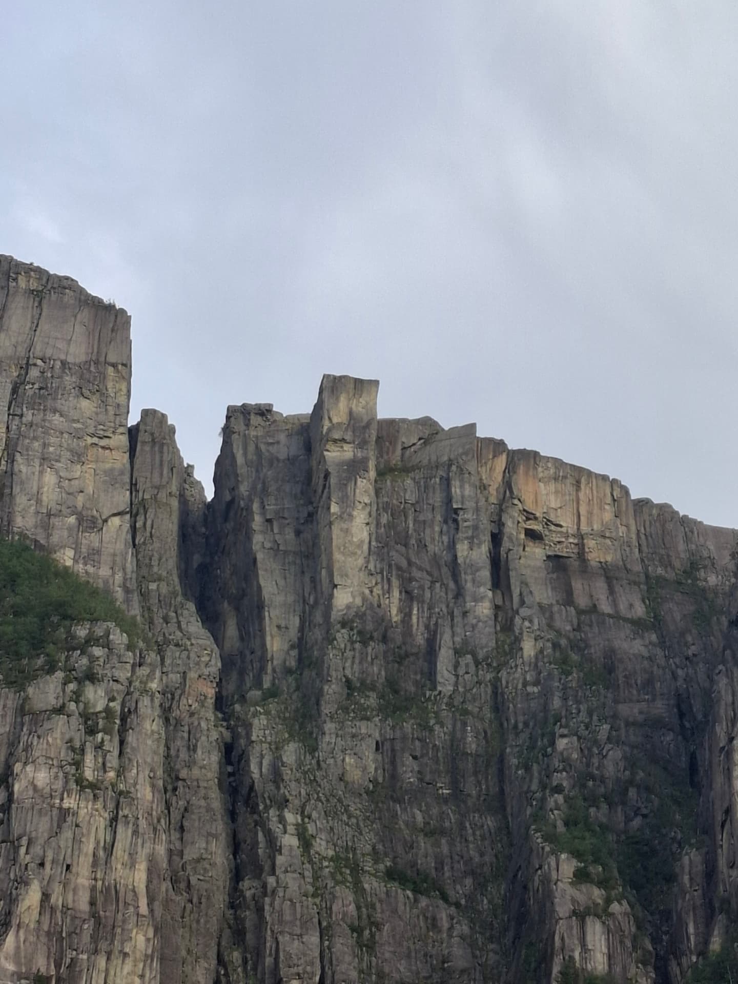Steile rotswand met uitspringende klif in een Noorse fjord