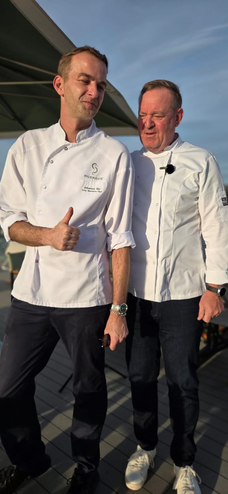 Dirk Rosiers met chef Johannes Bär aan boord van Riverside Ravel · Eigen foto Springbok Travel
