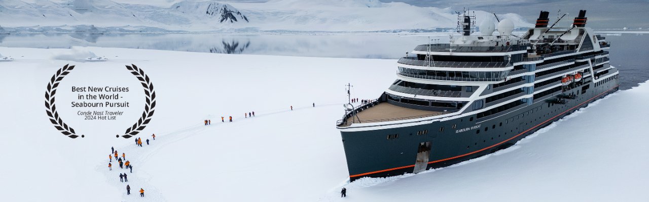 Seabourn Pursuit in het ijs op Antarctica met gasten op een sneeuwwandeling