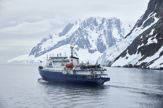 M/V Plancius varend in poolwater