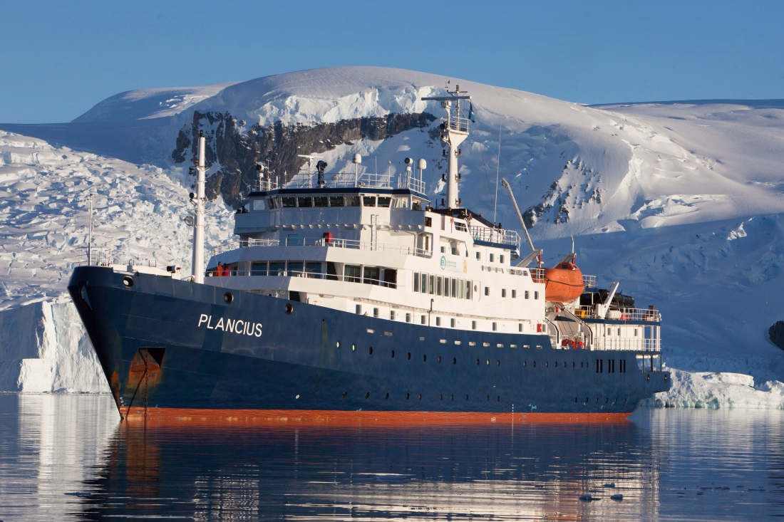 M/V Plancius voor besneeuwde bergen
