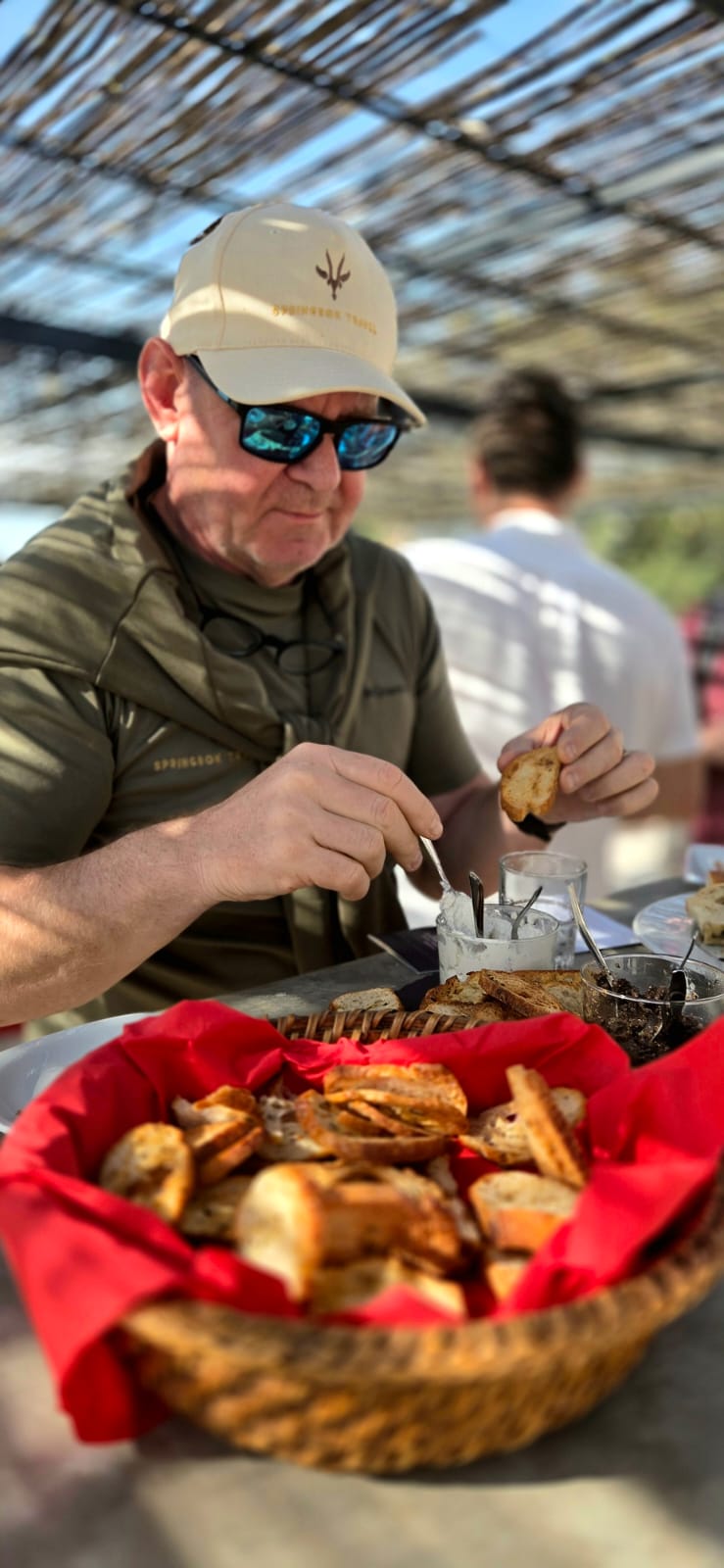 Dirk Rosiers proeft streekproducten in de Camargue