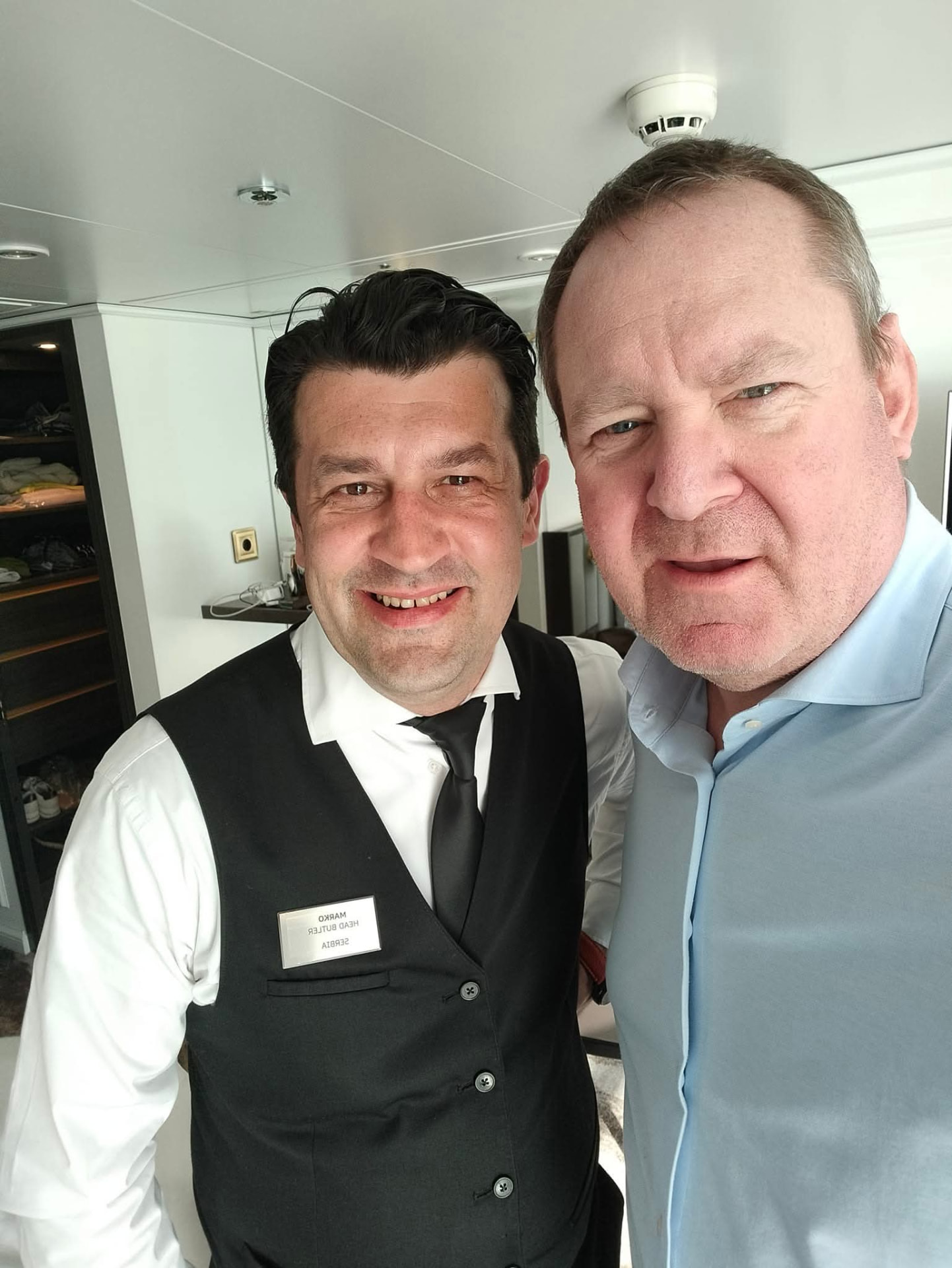 Dirk Rosiers met de head butler aan boord