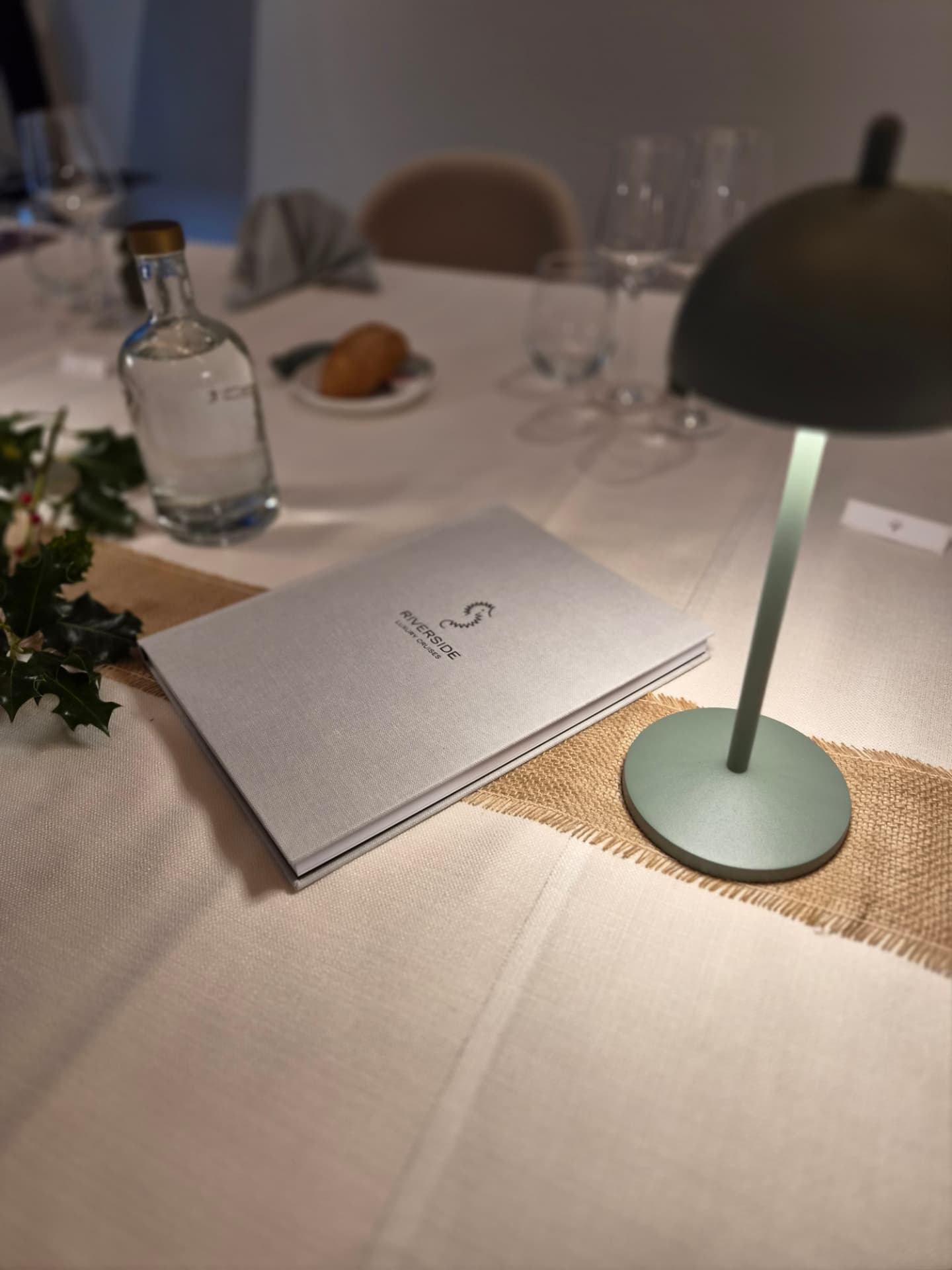 Het Riverside-boek op tafel