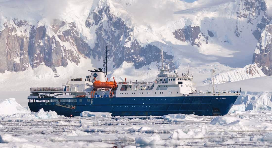 M/V Ortelius voor een gletsjerfront