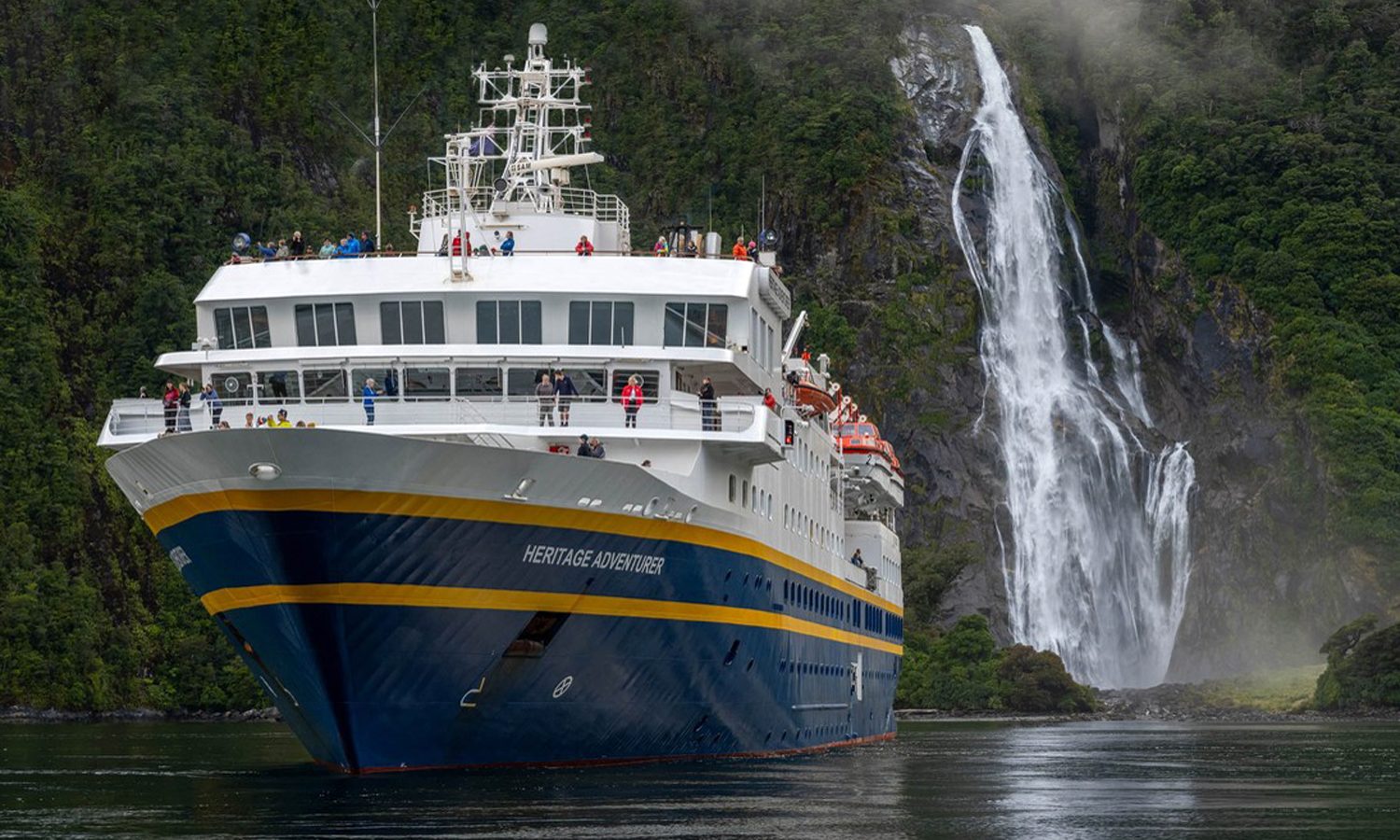 Heritage Adventurer op zee, foto van Patrick Parez