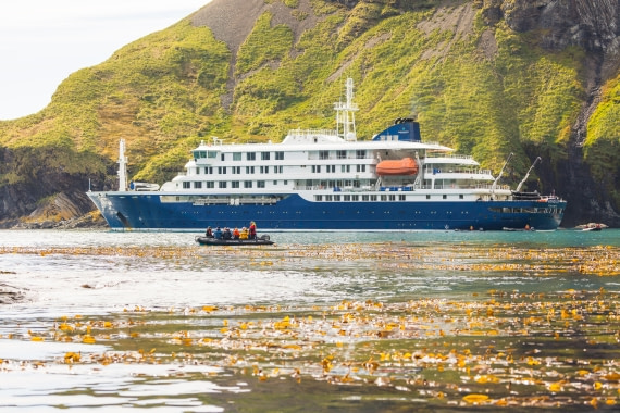 M/V Hondius varend tussen het ijs