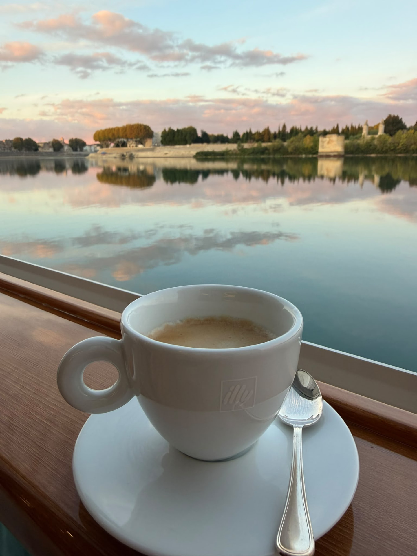 Koffie met uitzicht op de Rhône vanuit Riverside Ravel