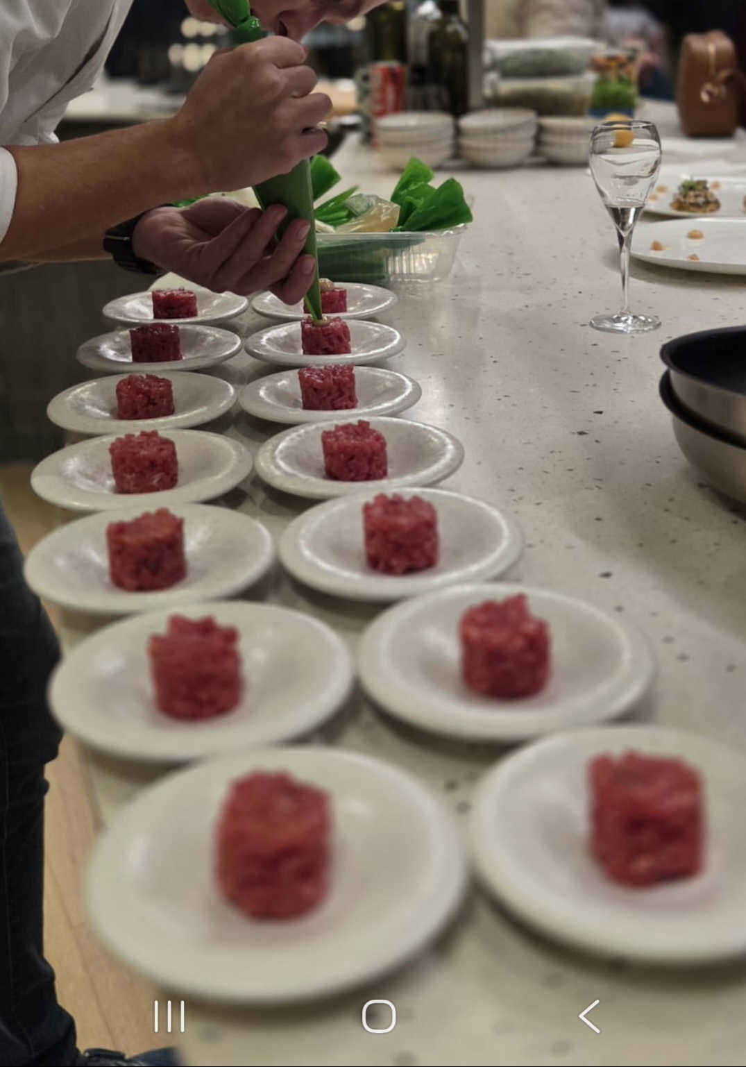 De tartaar wordt afgewerkt in de keuken