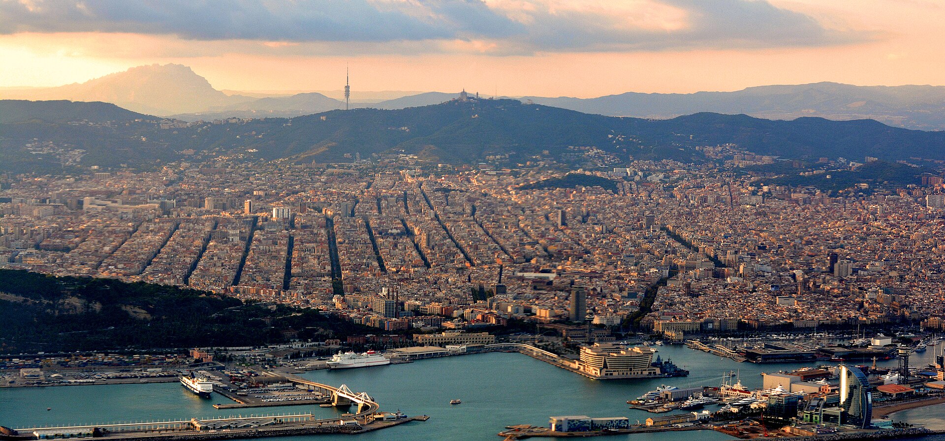 Avondlicht over Barcelona, vertrekhaven van de cruise met Silver Ray